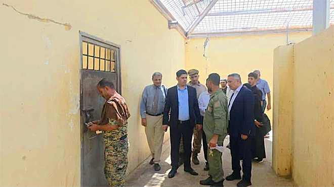وزير حقوق الإنسان خلال زيارته لنزلاء سجن بئر أحمد بعدن